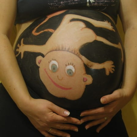интересный рисунки на животе у беременных фото