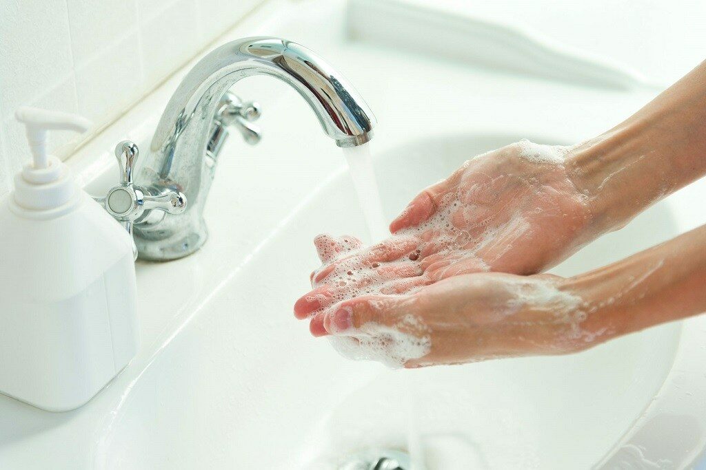 моем руки с увлажняющим мылом